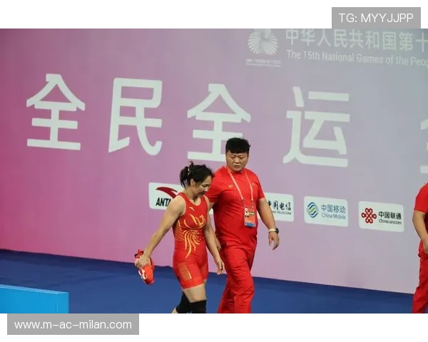 举重赛事燃爆现场,老将举起纪录重量后泪洒赛场 举重赛事燃爆现场,老将举起纪录重量后泪洒赛场