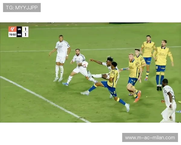 维尼修斯转身抽射命中皇家球网